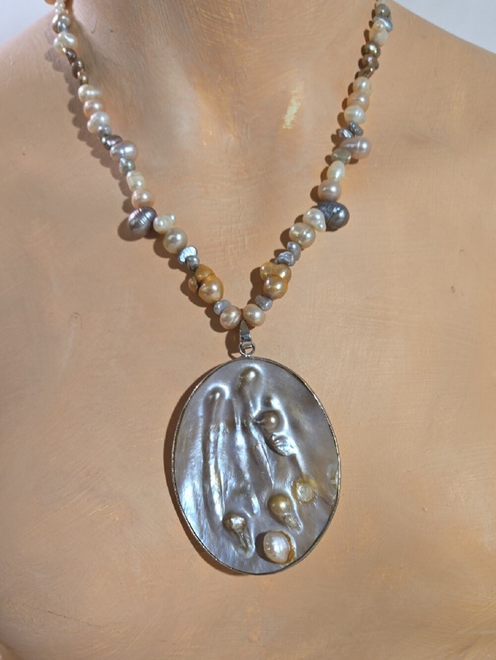Freshwater Pearl Necklace with Mother-of-Pearl Pendant - Multicolor - Picture 2 of 6
